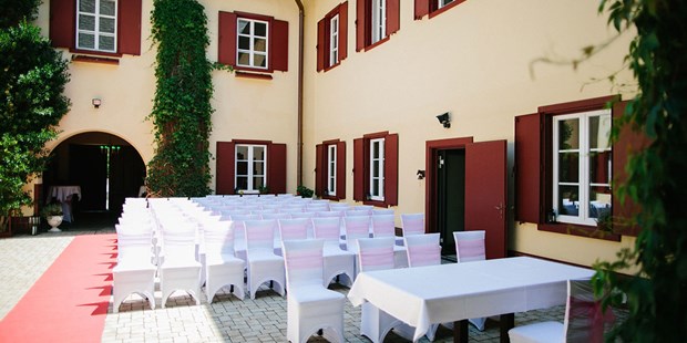 Destination-Wedding - Art der Location: Hotel / Chalet - Wörthersee - Heiraten auf Gut Drasing in Krumpendorf am Wörthersee, Kärnten.
Foto © henrywelischweddings.com - Gut Drasing