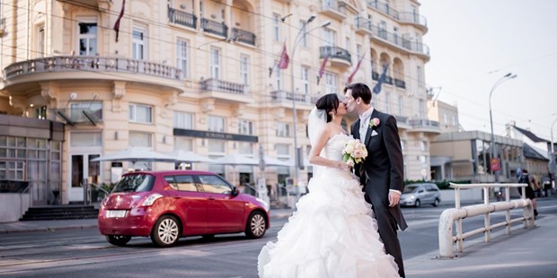 Destination-Wedding - Personenanzahl - das Hochzeitspaar vor unserem wunderschönem Hotel - Austria Trend Parkhotel Schönbrunn
