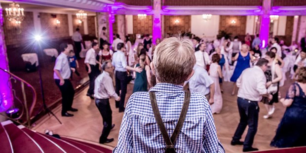 Destination-Wedding - Preisniveau Hochzeitsfeier: €€ - Donauraum - Party der Hochzeitsgäste - Austria Trend Parkhotel Schönbrunn