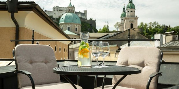 Destination-Wedding - Preisniveau Hochzeitsfeier: €€ - Salzburg-Umgebung - Kaisersuite Balkon - Radisson Blu Hotel Altstadt 5*