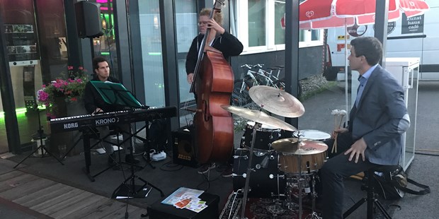 Destination-Wedding - Hunde erlaubt - Österreich - Live Band auf der Terasse - Hotel Fohnsdorf