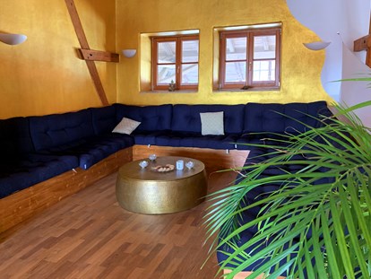 Destination-Wedding - Preisniveau Zimmer/Suiten: €€ - gemütliche Lounge im Aufenthaltsraum - Hochzeitsstadl Lamplstätt 
