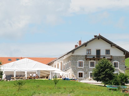 Destination-Wedding - Preisniveau Zimmer/Suiten: €€ - Bayern - Blick auf Lamplstätt mit Zelt - hier haben 200 Personen gefeiert - Hochzeitsstadl Lamplstätt 