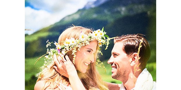 Destination-Wedding - Individuelle Anreise: Helikopterlandeplatz - Österreich - Hochzeitspaar - AsitzBräu
