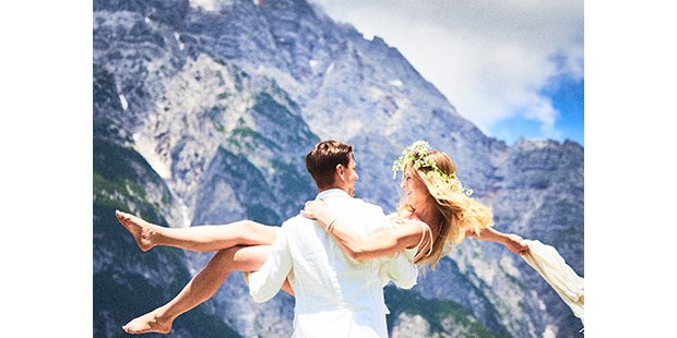 Destination-Wedding - Perfekte Jahreszeit: Frühlings-Hochzeit - Österreich - Hochzeitspaar - AlteSchmiede