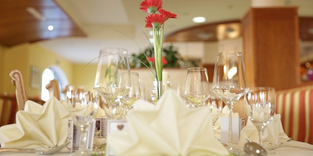 Destination-Wedding - Art der Location: Restaurant - Salzburg - Beispiel gedeckter Tisch Hochzeit - Hotel Post Walter 