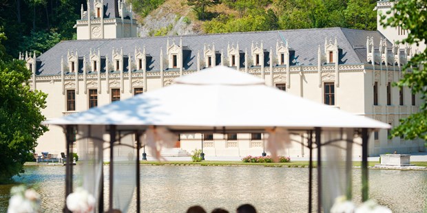 Destination-Wedding - Art der Location: Hotel / Chalet - Eine Hochzeit unter freiem Himmel mit Blick auf den See und das Schloss Hernstein.
Foto © greenlemon.at - Schloss Hernstein