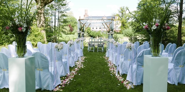 Destination-Wedding - Preisniveau Hochzeitsfeier: keine Angabe - Trauung auf der Insel im Park - Hotel Schloss Gamehl