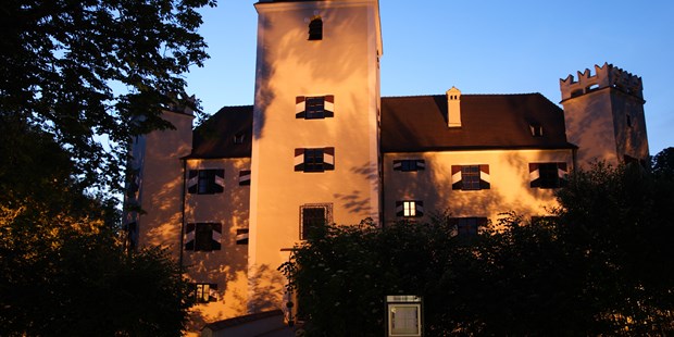 Destination-Wedding - Art der Location: Scheune / Bauernhof / Alm / Landhaus - Schloss bei Dämmerung - Schloss Mariakirchen