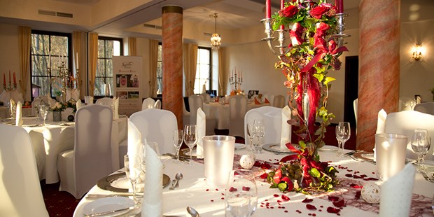 Destination-Wedding - Perfekte Jahreszeit: Winter-Hochzeit - Dekobeispiel Festsaal - The Lakeside Burghotel zu Strausberg