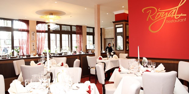 Destination-Wedding - Preisniveau Hochzeitsfeier: €€€ - Restaurant "Royal"  - The Lakeside Burghotel zu Strausberg