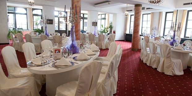 Destination-Wedding - Preisniveau Zimmer/Suiten: €€€ - Deutschland - Dekobeispiel Festsaal - The Lakeside Burghotel zu Strausberg