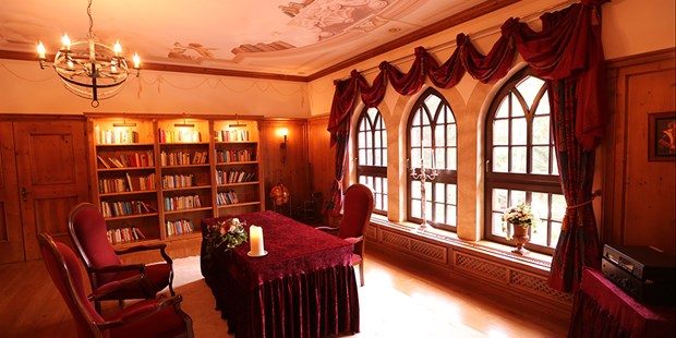 Destination-Wedding - Preisniveau Zimmer/Suiten: €€ - Ehrwürdige Bibliothek mit Standesamt - The Lakeside Burghotel zu Strausberg