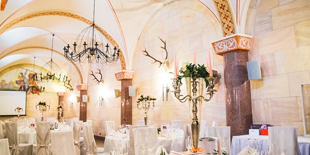 Destination-Wedding - Preisniveau Hochzeitsfeier: €€ - Dekobeispiel Rittersaal - The Lakeside Burghotel zu Strausberg