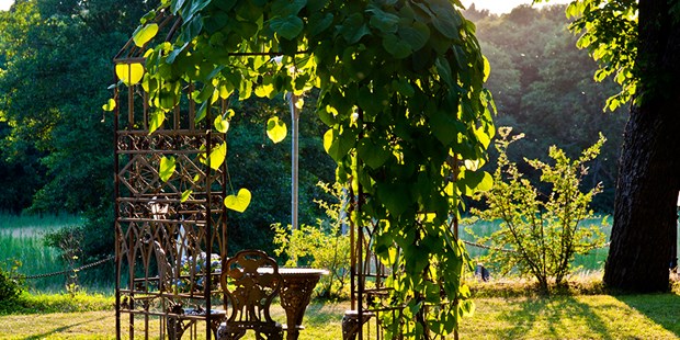 Destination-Wedding - Preisniveau Hochzeitsfeier: €€ - Gartenanlage - The Lakeside Burghotel zu Strausberg