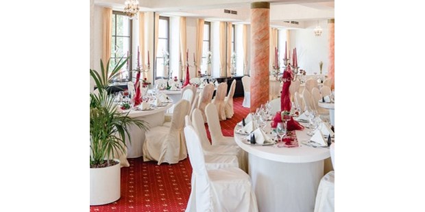 Destination-Wedding - Preisniveau Zimmer/Suiten: €€ - Dekobeispiel Festsaal - The Lakeside Burghotel zu Strausberg
