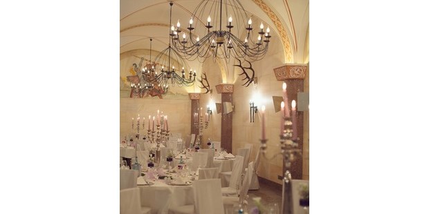 Destination-Wedding - Preisniveau Zimmer/Suiten: €€ - Dekobeispiel Rittersaal - The Lakeside Burghotel zu Strausberg