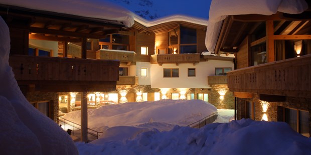 Destination-Wedding - Preisniveau Zimmer/Suiten: €€€ - Tiroler Oberland - Anlage bei Nacht - PURE Resort Pitztal