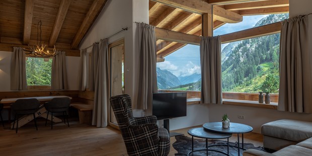 Destination-Wedding - Preisniveau Zimmer/Suiten: €€€ - Tiroler Oberland - Einrichtung und Aussicht Chalet - PURE Resort Pitztal