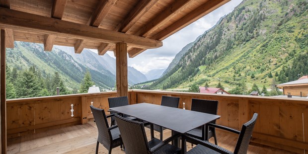 Destination-Wedding - Preisniveau Zimmer/Suiten: €€€ - Tirol - Aussicht vom Chalet - PURE Resort Pitztal