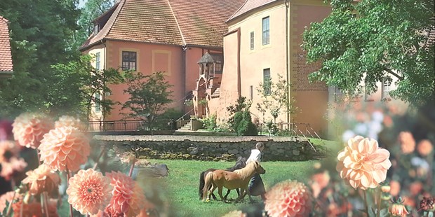 Destination-Wedding - Art der Location: Scheune / Bauernhof / Alm / Landhaus - Burg von der Obstwiese aus - Wasserburg Turow