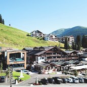 Hochzeitslocation - Das Hotel MY ALPENWELT RESORT im Zillertal - Hotel-Außenansicht | Sommer - My Alpenwelt Resort****Superior