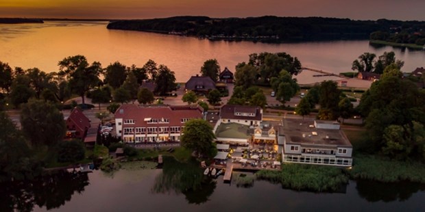 Destination-Wedding - barrierefreie Location - Außenansicht des Hotels mit Blick vom Küchensee. - Hotel Der Seehof  - Das Hotel im See