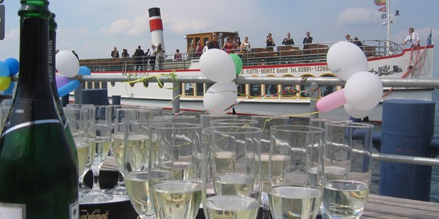 Destination-Wedding - Preisniveau Hochzeitsfeier: €€ - Waren (Müritz) - Sektampfang am Bootssteg - Seehotel Ecktannen