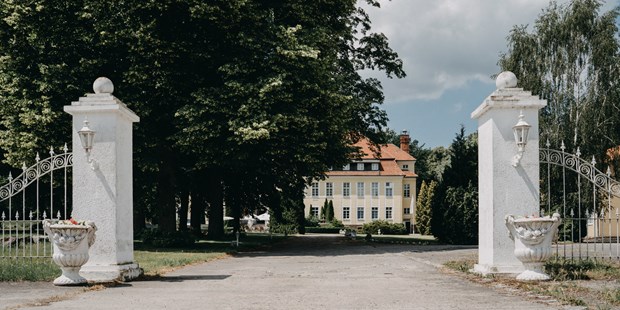 Destination-Wedding - Preisniveau Zimmer/Suiten: € - Die Schlossanlage Wulkow lädt zu einer Trauung ins Freie. - Schloss Wulkow