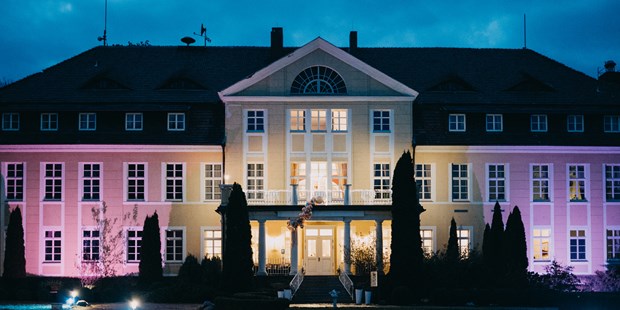 Destination-Wedding - Nachbarschaft (Lärm): keine unmittelbare Nachbarschaft - Brandenburg Süd - Mit seiner beeindruckenden Lichtanlage ist das Schloss Wulkow auch bei Nacht ein Blickfang. - Schloss Wulkow