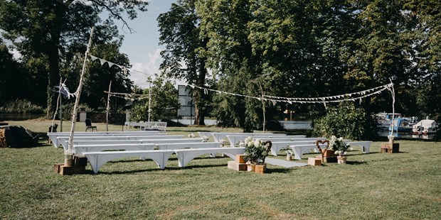 Destination-Wedding - Umgebung: im Park - Das Havelschloss Zehdenick bietet Platz für eine Trauung unter freiem Himmel. - Havelschloss Zehdenick