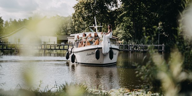 Destination-Wedding - Umgebung: im Park - Statt mit der Pferdekutsche kann hier mit dem Schiff angereist werden. - Havelschloss Zehdenick