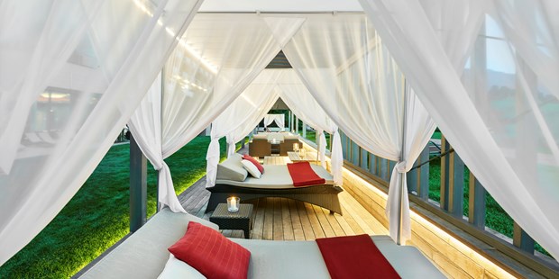 Destination-Wedding - Ausstattung der Suiten: Extra großes Doppelbett - Außenbereich Ritzenhof Hotel und Spa am See - Ritzenhof Hotel und SPA am See