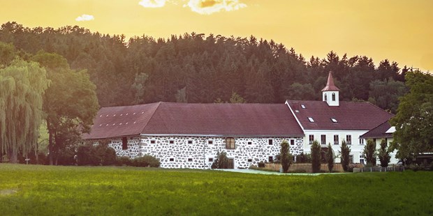Destination-Wedding - Art der Location: Scheune / Bauernhof / Alm / Landhaus - Österreich - Sonnenuntergang hinter dem Hof - Lester Hof