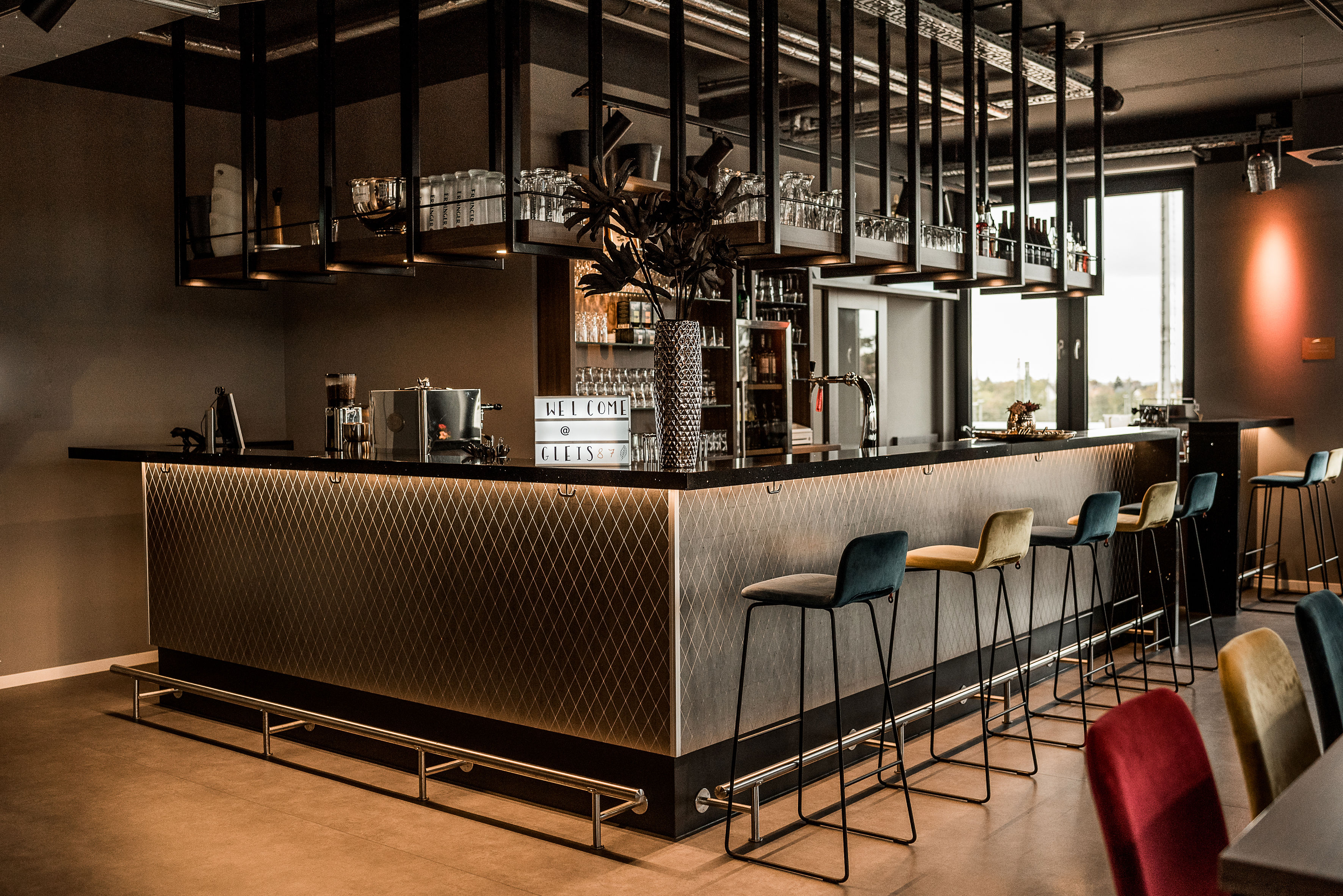 Hochzeitslocation - 
Unsere Bar

Der Barbereich überzeugt nicht allein durch sein besonderes Ambiente, seinen Stil und die gemütlichen Sitzgruppen.

Hier steht Ihnen auch echtes Profi-Equipment zur Verfügung: Sei es die Gastronomie-Spülmaschine, der Eiswürfelbereiter für perfekte Cocktails, der Weinkühlschrank oder die professionelle Espressomaschine. Hier bleiben keine Wünsche offen
 - Gleis87.com