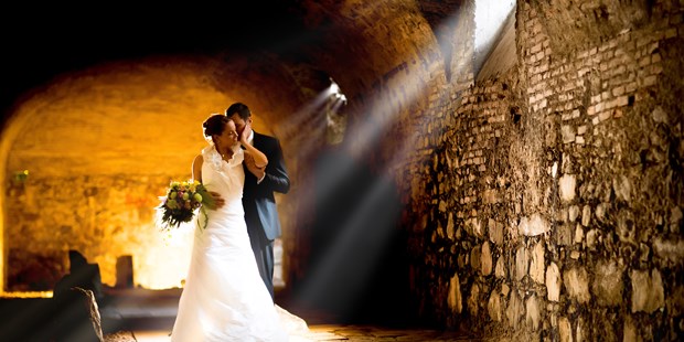 Destination-Wedding - Preisniveau Zimmer/Suiten: €€ - Region Mondsee - Hochzeitsfoto Meditationsgang - Schlosshotel Mondsee