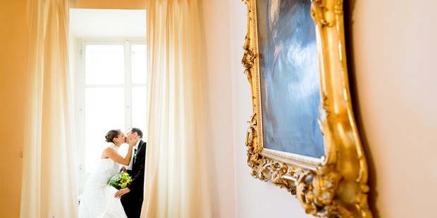 Destination-Wedding - Standesamtliche Trauung - Hochzeitsfoto Prunkraum - Schlosshotel Mondsee