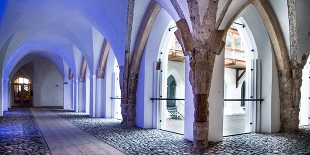 Destination-Wedding - Preisniveau Zimmer/Suiten: €€€ - Oberösterreich - historischer Kreuzgang - Schlosshotel Mondsee