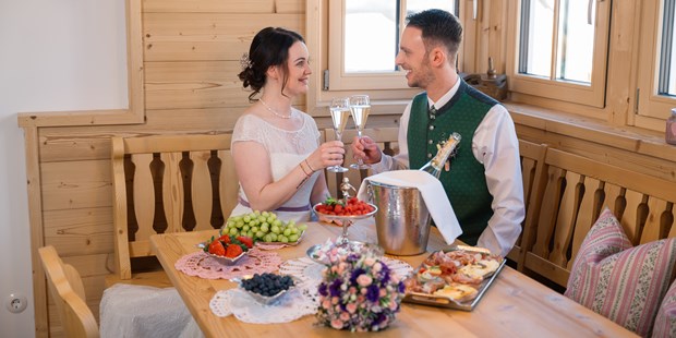 Destination-Wedding - Art der Location: Restaurant - Eine Traumhochzeit beginnt mit einem Sektfrühstück im Ferienhaus im Narzissendorf Zloam. - Narzissendorf Zloam
