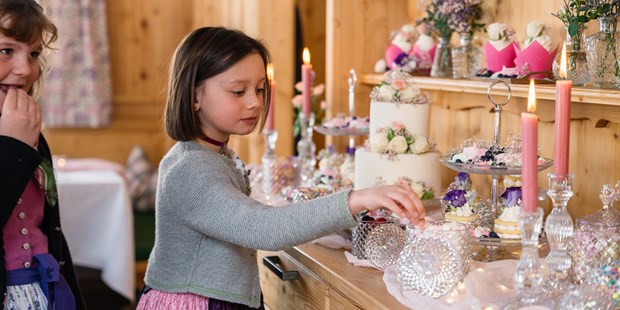 Destination-Wedding - Umgebung: in den Bergen - Auch Kinder lieben die kleinen Petit fours aus dem Wiesencafe im Narzissendorf Zloam in Grundlsee. - Narzissendorf Zloam
