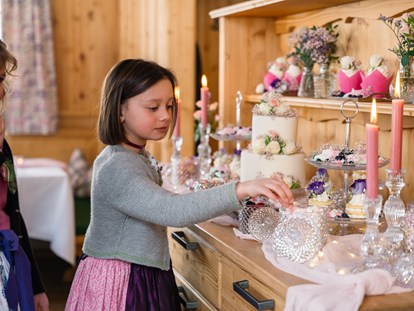Destination-Wedding - Auch Kinder lieben die kleinen Petit fours aus dem Wiesencafe im Narzissendorf Zloam in Grundlsee. - Narzissendorf Zloam
