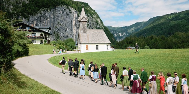 Destination-Wedding - Art der Location: Gasthof / Gasthaus - Steiermark - Der Weg zur kirchlichen Trauung für die Gäste im Narzissendorf Zloam. - Narzissendorf Zloam
