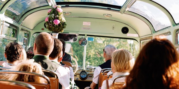 Destination-Wedding - Mehrtägige Packages: 3-tägiges Rahmenprogramm - Bezirk Liezen - Mit dem Oldtimer-Bus geht es zurück von der Trauung im Narzissen Zloam. - Narzissendorf Zloam