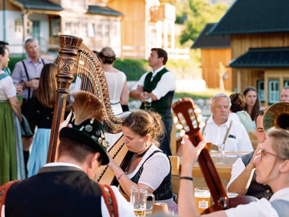 Destination-Wedding - Preisniveau Zimmer/Suiten: €€€€ - Salzkammergut - Musik gehört bei einer Hochzeit im Narzissendorf Zloam einfach dazu. - Narzissendorf Zloam