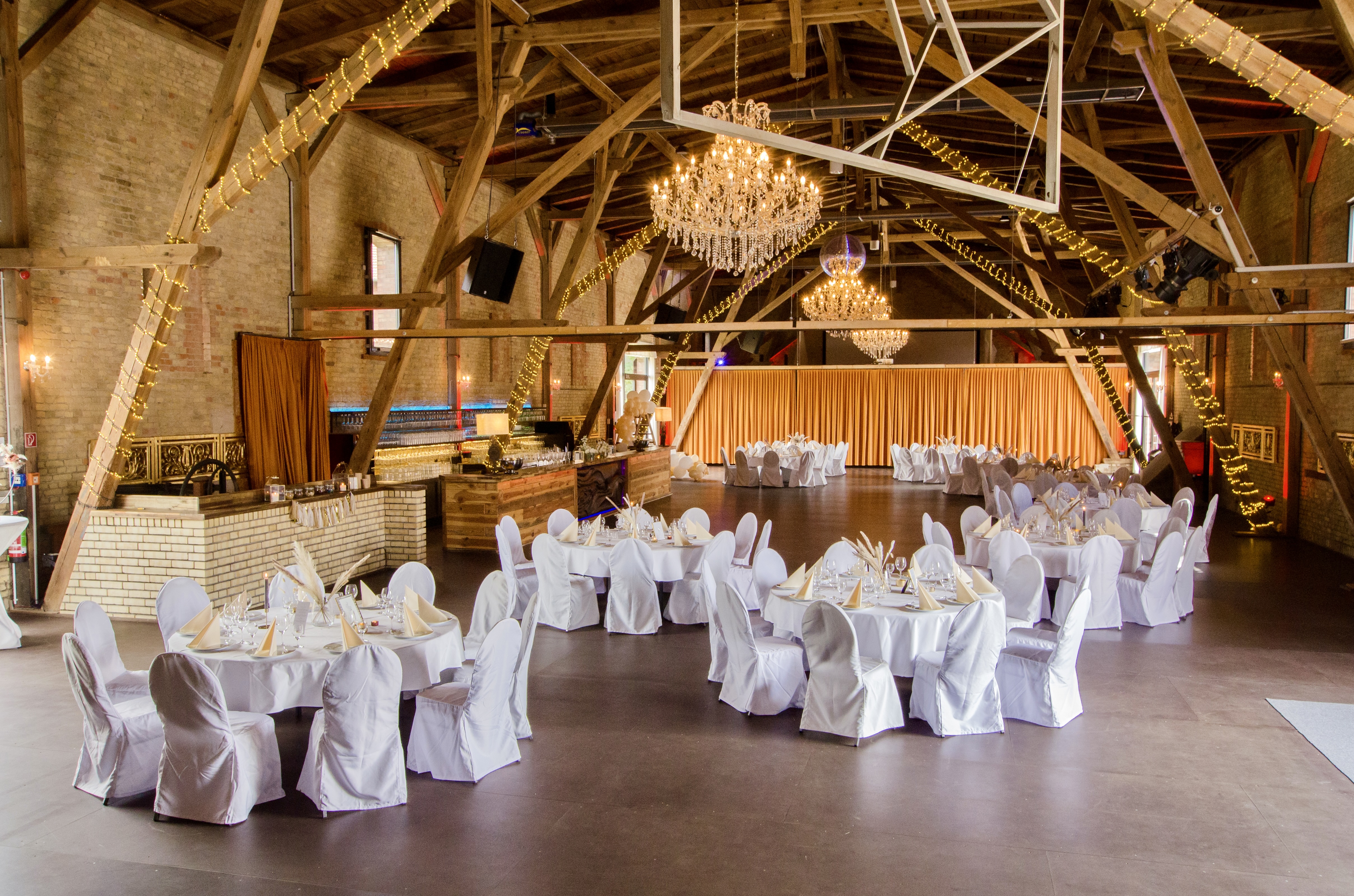 Hochzeitslocation - Die Feste Scheune bestuhlt und dekoriert für eine Hochzeit - Feste Scheune