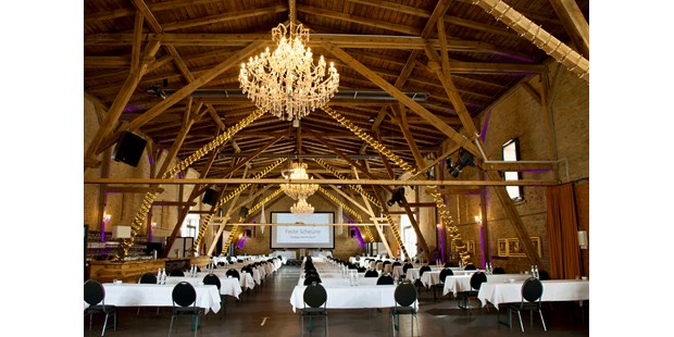 Destination-Wedding - Preisniveau Zimmer/Suiten: €€ - Berlin-Umland - Die Feste Scheune bestuhlt für eine Tagung - Feste Scheune