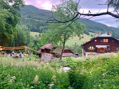 Destination-Wedding - Das Riegelhof in Niederösterreich bietet Platz für entspannte Hochzeitsfeiern mit Garten, Wald, Wiese und ganz viel Charme. - Riegelhof - Landsitz Doderer