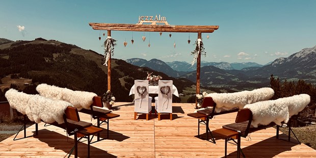 Destination-Wedding - Umgebung: in den Bergen - Tirol - Unsere Plattform für freie Trauungen mit traumhaftem Weitblick. - jezz AlmResort Ellmau