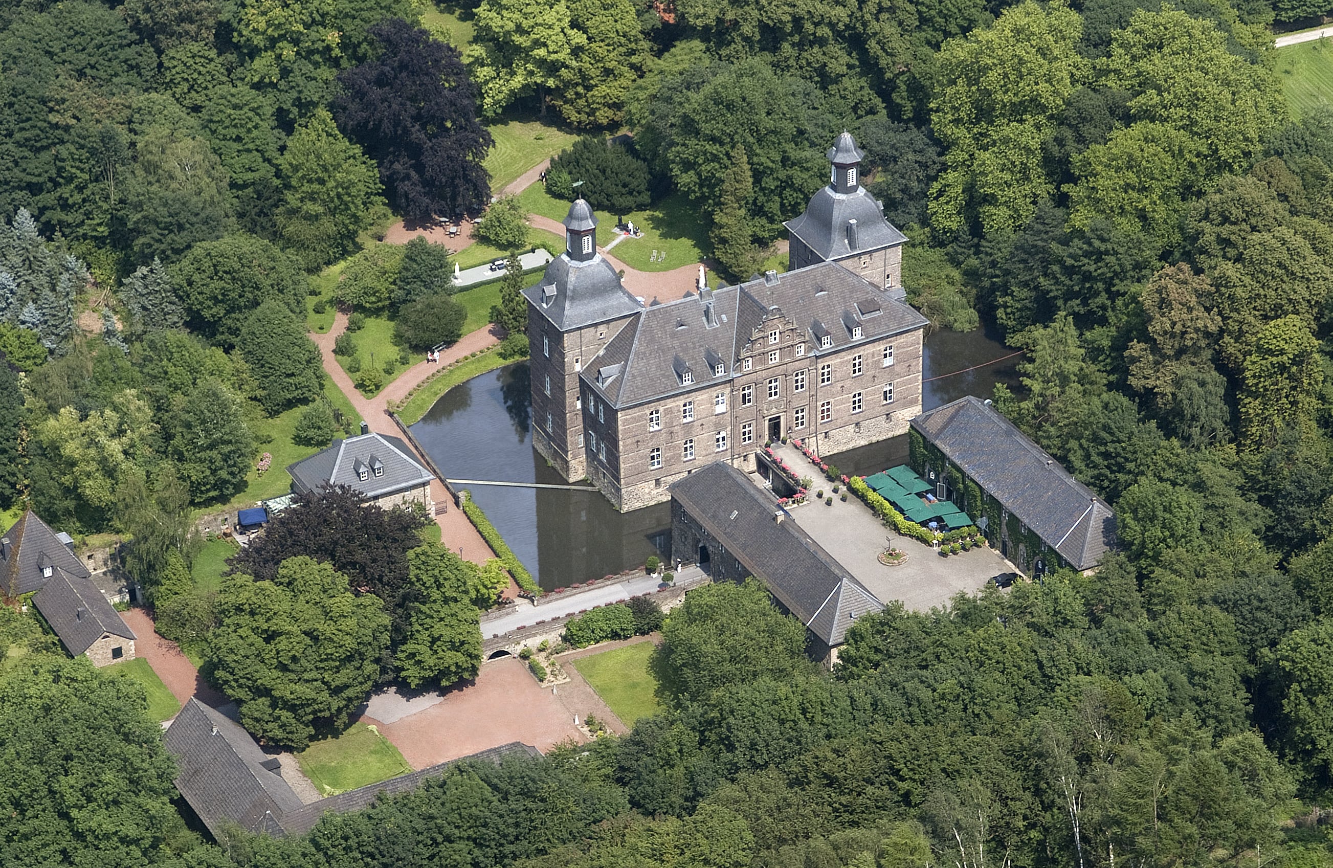 Hochzeitslocation - Luftansicht Schloss Hugenpoet - Schlosshotel Hugenpoet