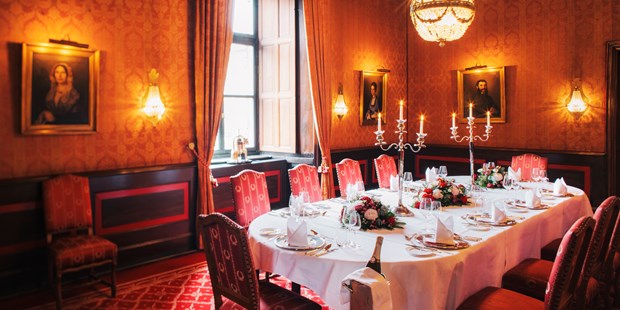 Destination-Wedding - Preisniveau Hochzeitsfeier: €€€ - Deutschland - Roter Salon - Schlosshotel Hugenpoet